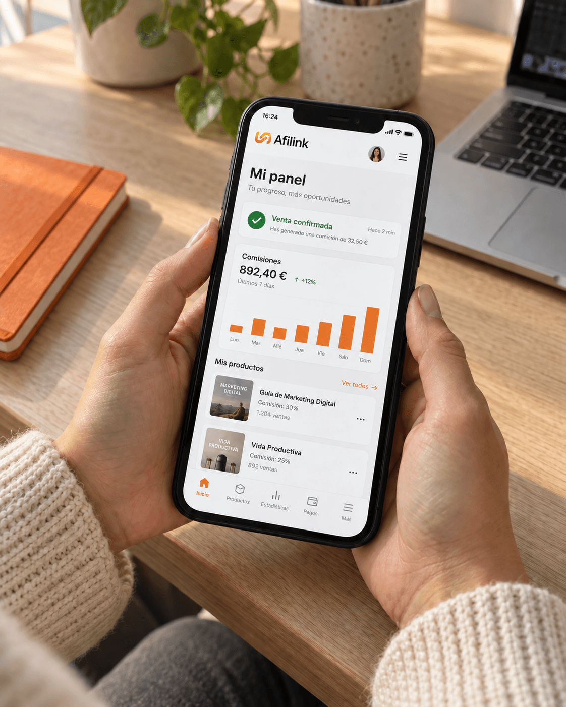 Una persona consulta el panel de Afilink en su celular, con comisiones y una venta confirmada